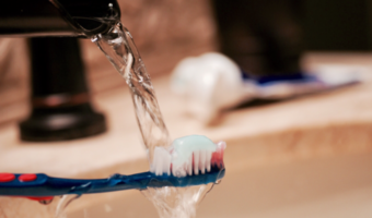 How to Disinfect Toothbrushes