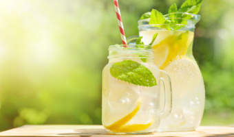 Sugar-free lemonade is a delicious summer treat that won’t cause havoc on your teeth! Check out the recipe now.